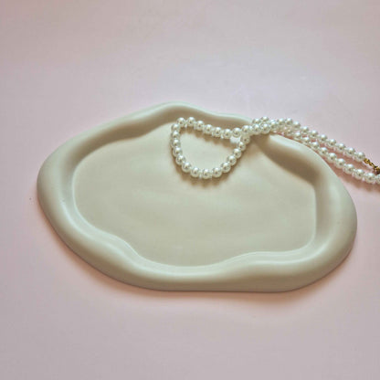 Wavy irregular styling tray beige